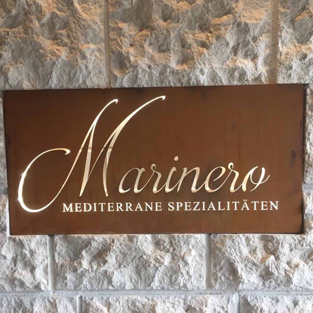 Individuell gestaltetes Edelrost-Schild mit Namen, Wunschtexten oder Logo von Rostikal für Innen- und Außenbereich.