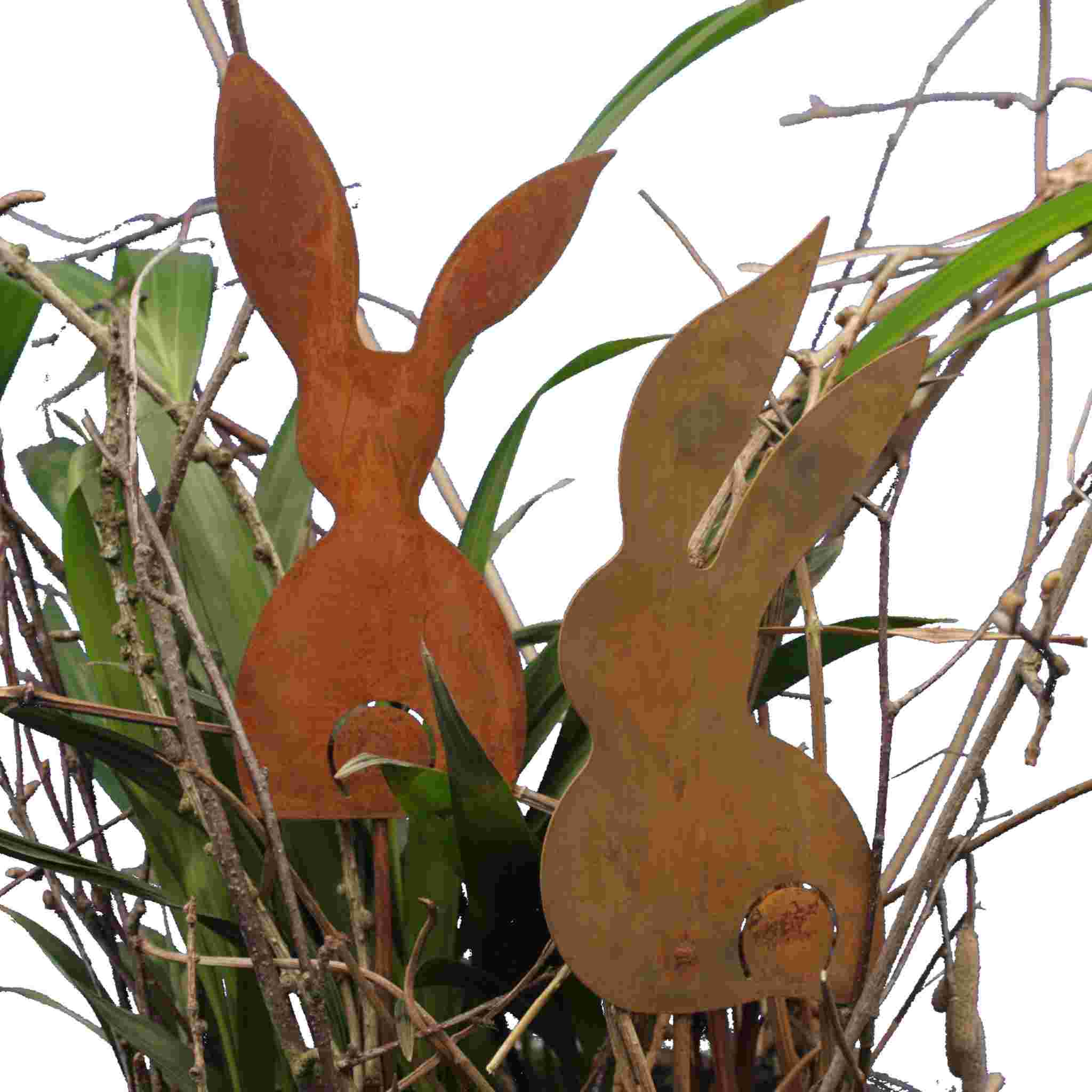 Rostig rustikale Metall Hasen Figuren als dekorativer Gartenstecker für Ostern - handgefertigt in der Rostikal Manufaktur in Bayern.