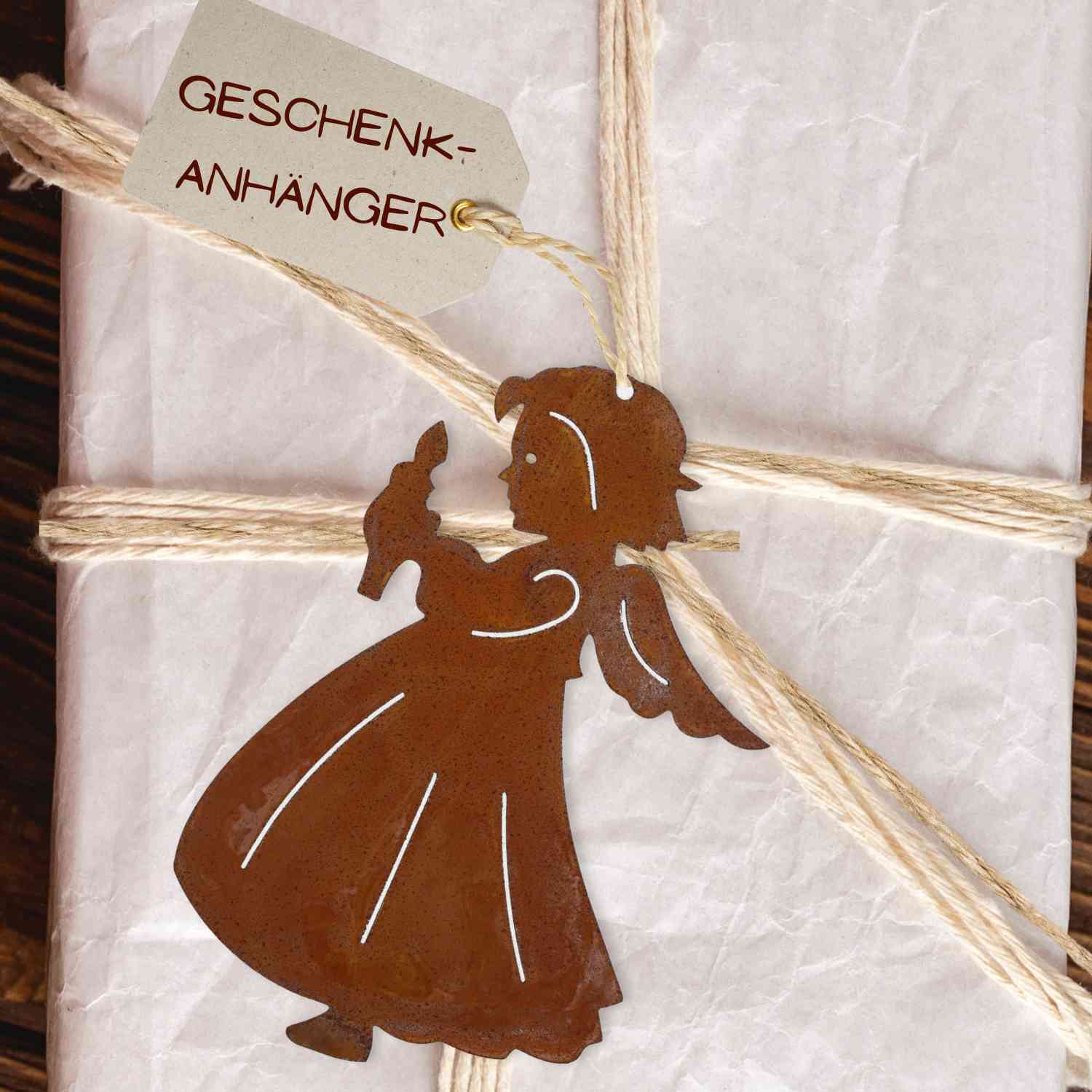 Als GeschenkanhĂ€nger zu Weihnachten ist der rostige Metall Deko Engel ein ganz besonderer Blickfang und sorgt fĂŒr EntzĂŒcken unterm Weihnachtsbaum.