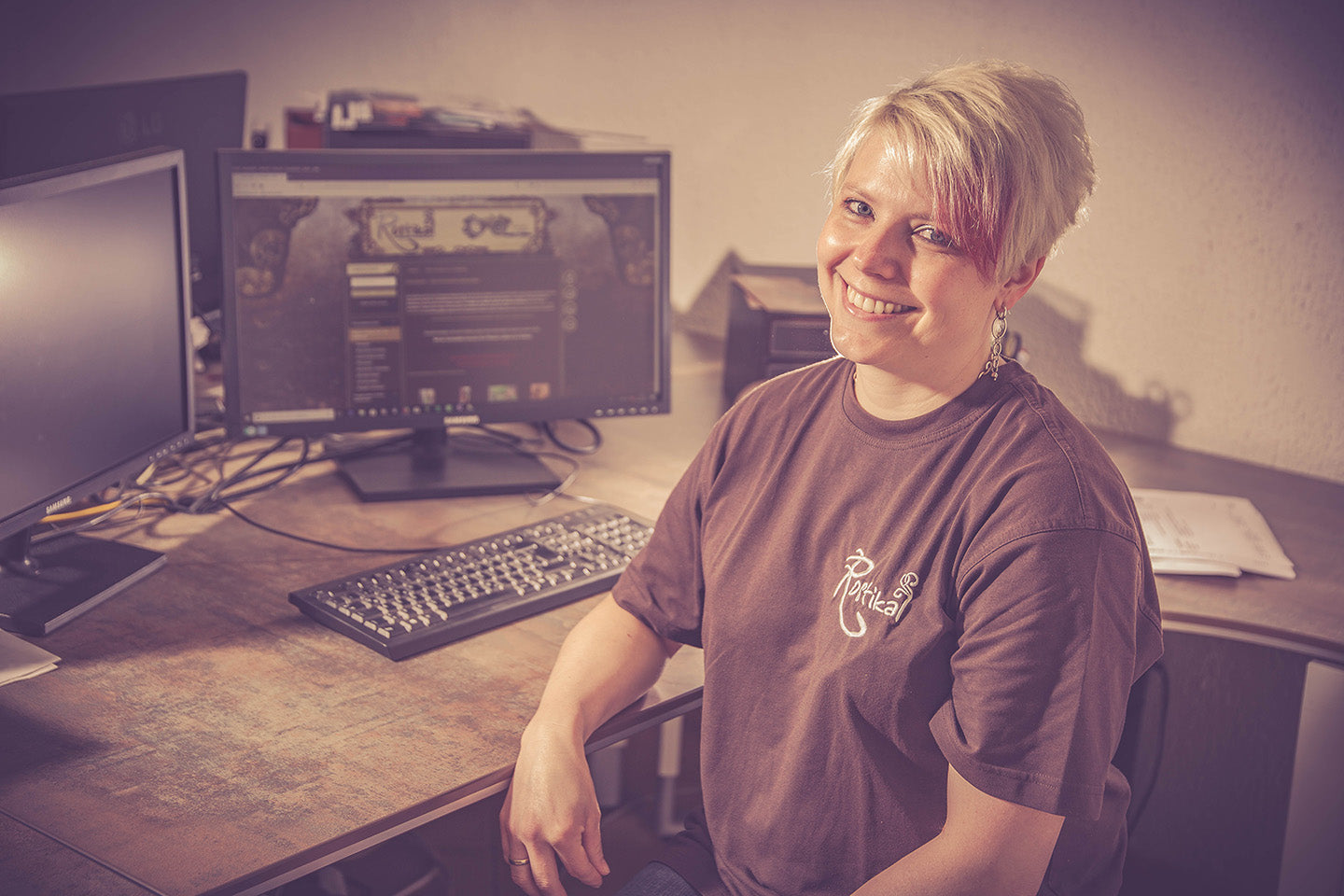 Sonja im Büro von Rostikal, engagiert im zuverlässigen Kundenservice und bereit, Kundenanfragen und -anliegen zu beantworten