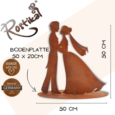 Rustikale Metallhochzeitsfigur von Braut und Bräutigam auf einer Bodenplatte, perfekt für Hochzeits- oder Jubiläumsdekoration.