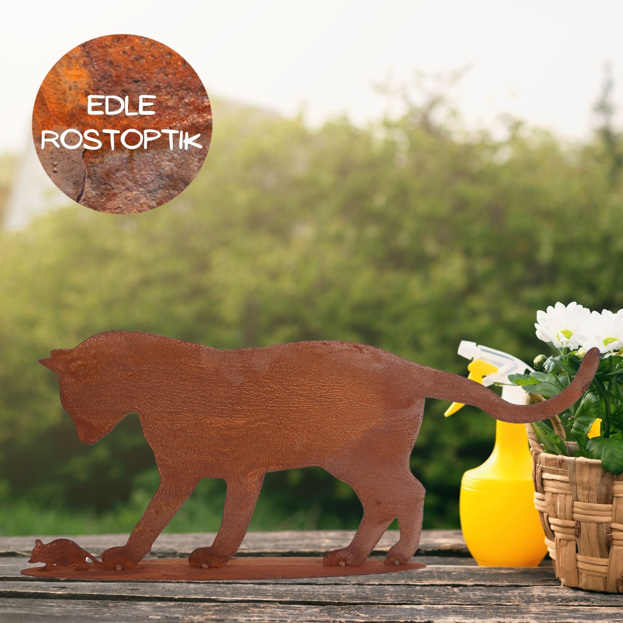 Rostige Katzenfigur 'Katze mit Maus' für Gartendekoration, gefertigt aus Metall und stabil verschweißt auf einer Bodenplatte – ein Highlight für jede Jahreszeit.