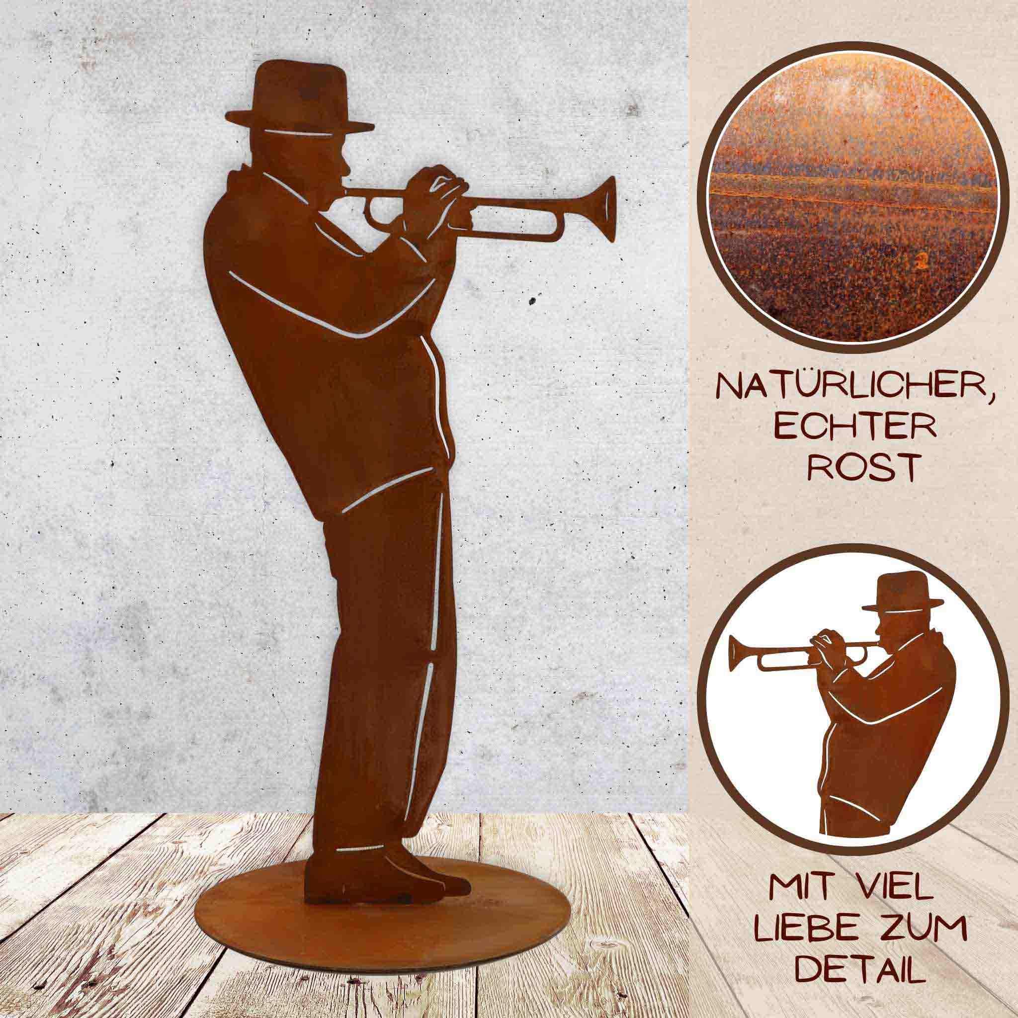 Meisterhaft gefertigte Trompeter Skulptur, 40 cm hoch, auf Ø 18 cm Bodenplatte, mit natürlicher Rostpatina. Hochwertige Verarbeitung, made in Germany.