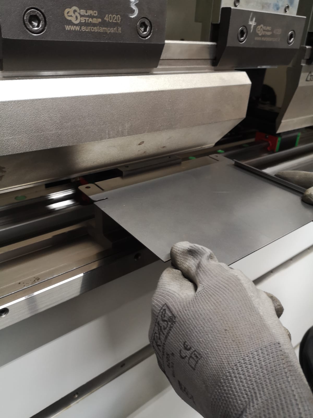 CNC-Abkantpresse bei Rostikal in Aktion, präzises Biegen eines Metallblechs für Edelrost-Dekorationen