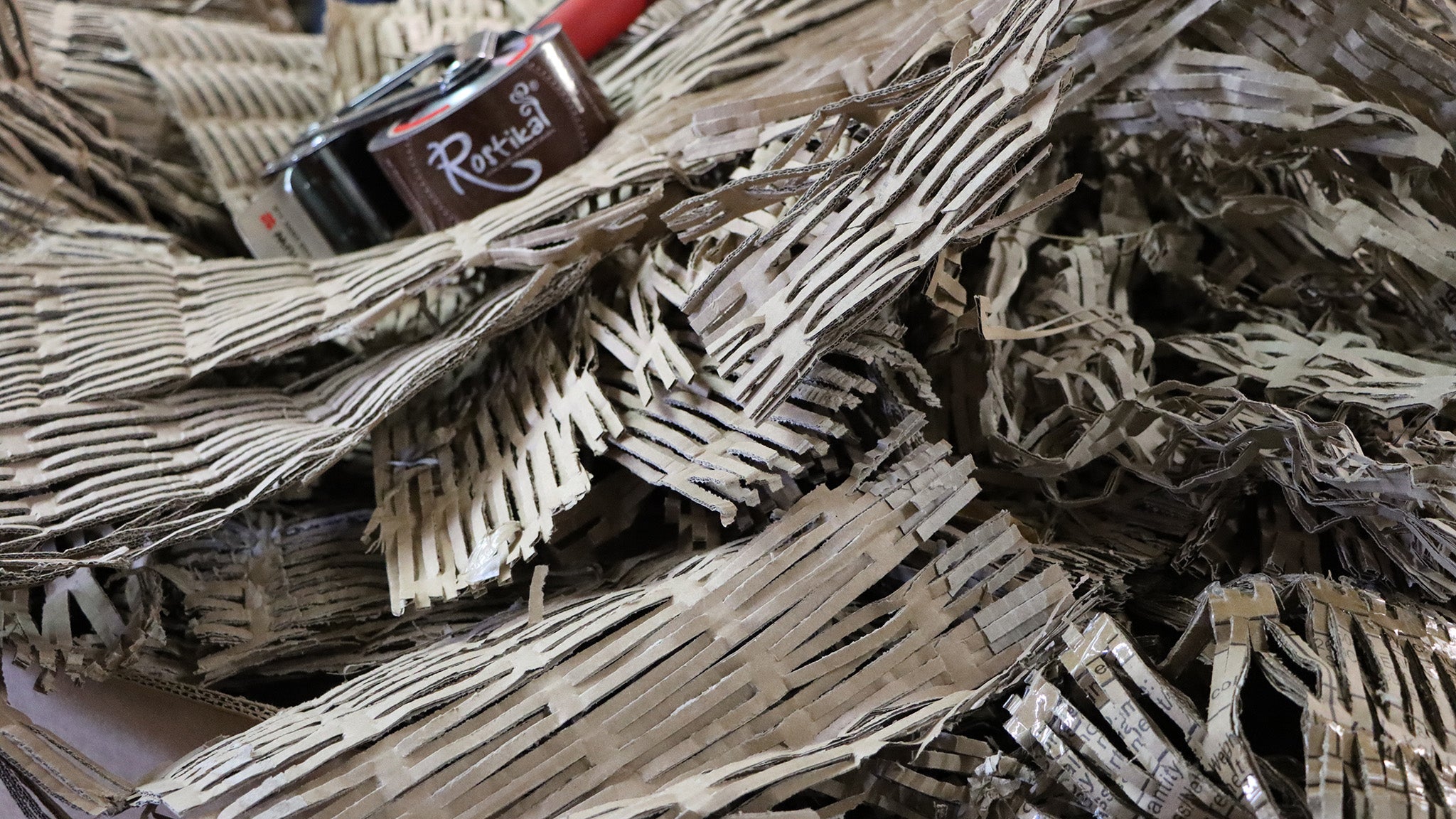 Rostikal recycelt gebrauchte Kartons zu nachhaltigem Verpackungsmaterial für einen verantwortungsvollen Umgang mit Ressourcen.