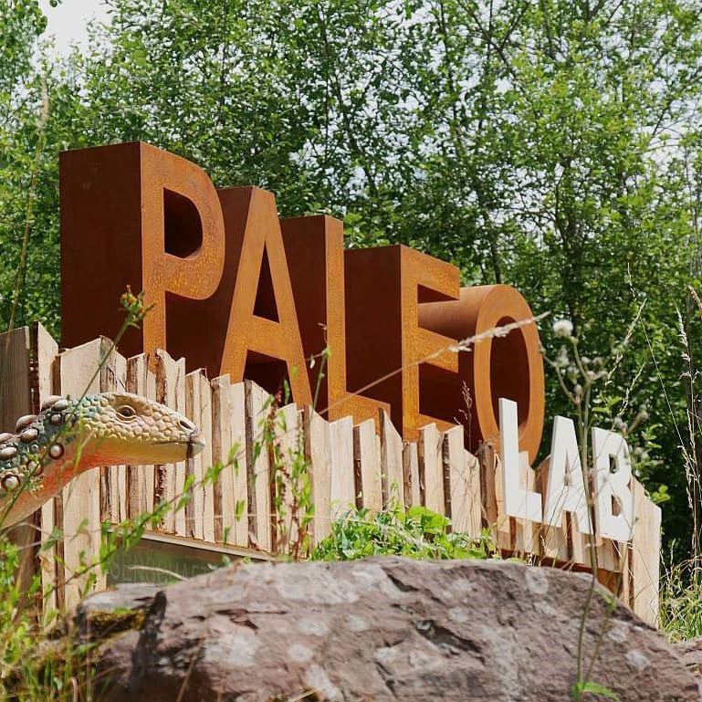 Personalisierte Edelrost-Skulptur - Beispiel: Fünf große rostige 3D-Buchstaben für einen Dinosaurierpark.