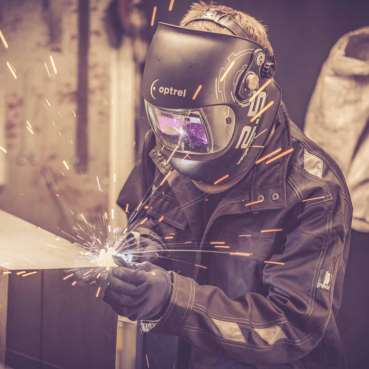 Ein erfahrener Metallbauer von Rostikal beim Schweißen einer Edelrost-Deko-Pflanzsäule.