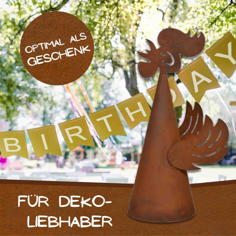 Rustikale Edelrost-Deko in Hahnform, handgefertigt, perfekt als Geschenk, präsentiert bei einer Feier mit 'Birthday'-Girlande im Hintergrund. Ideal für Dekoliebhaber.