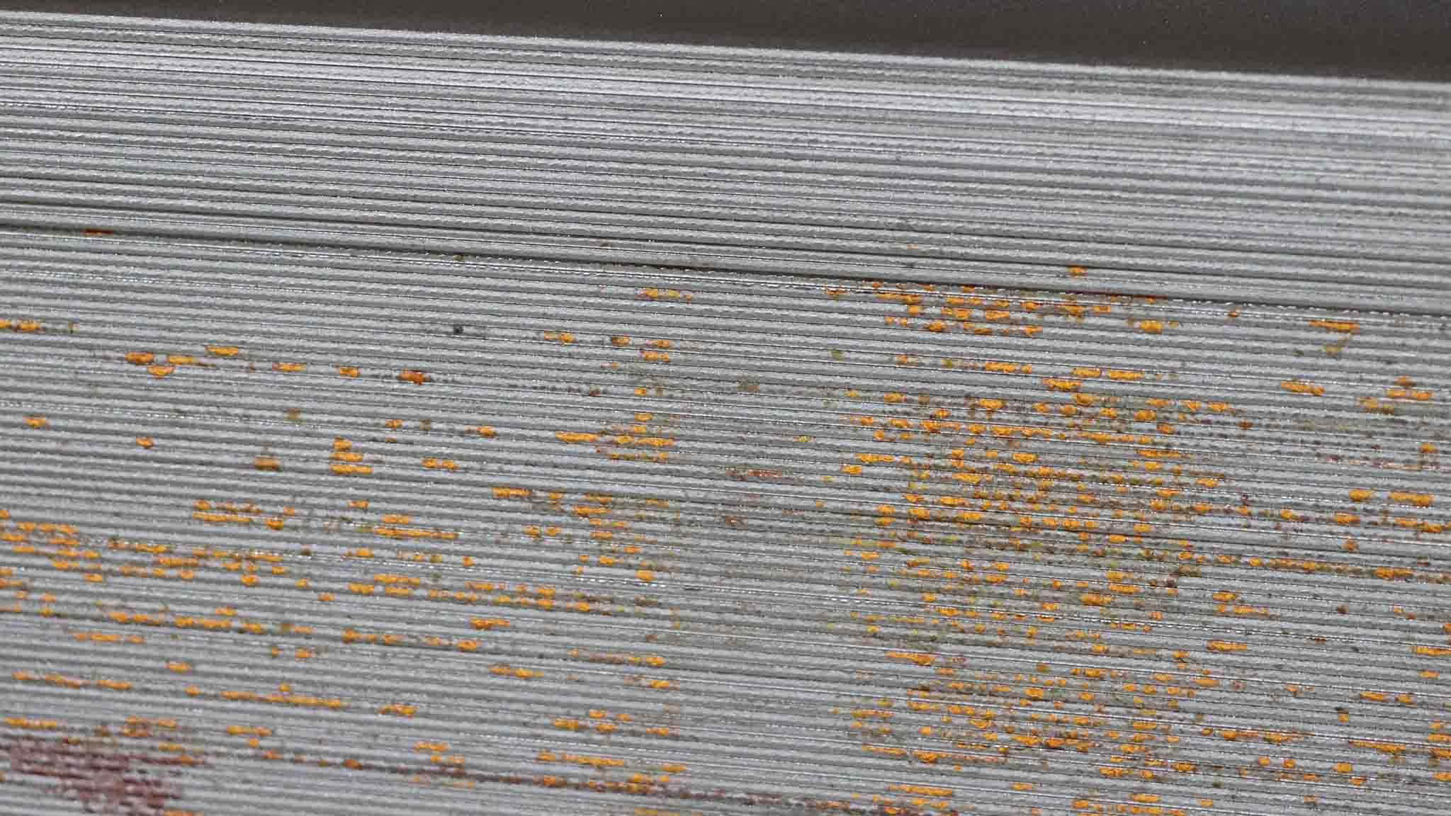 Stapel von hochwertigen Metallblechen aus Deutschland, die bei Rostikal für die Produktion von Edelrost-Dekorationen verwendet werden
