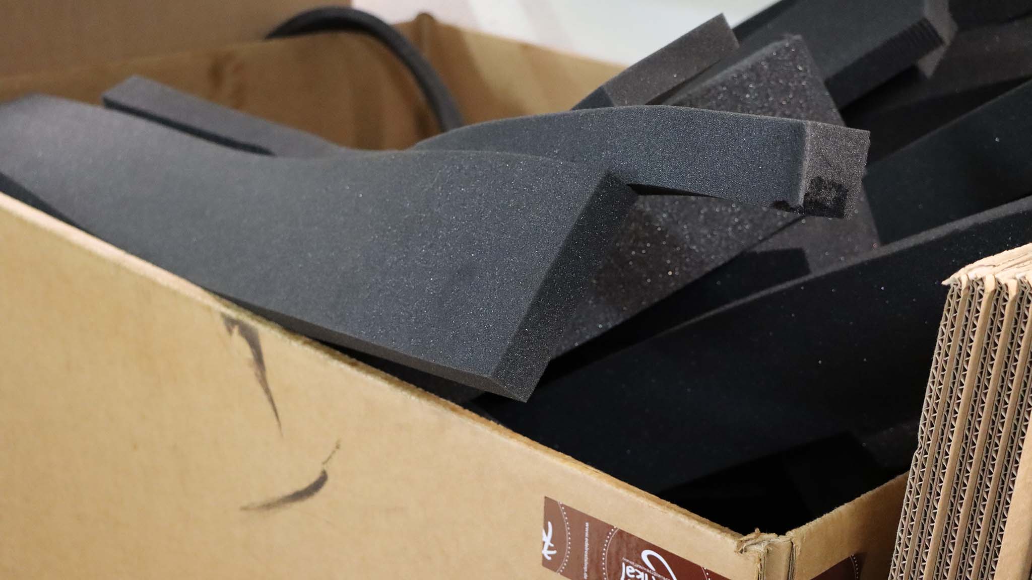 Rostikal nutzt Upcycling bei Verpackung von großen Produkten, indem gebrauchter Schaumstoff als Polsterung verwendet wird.
