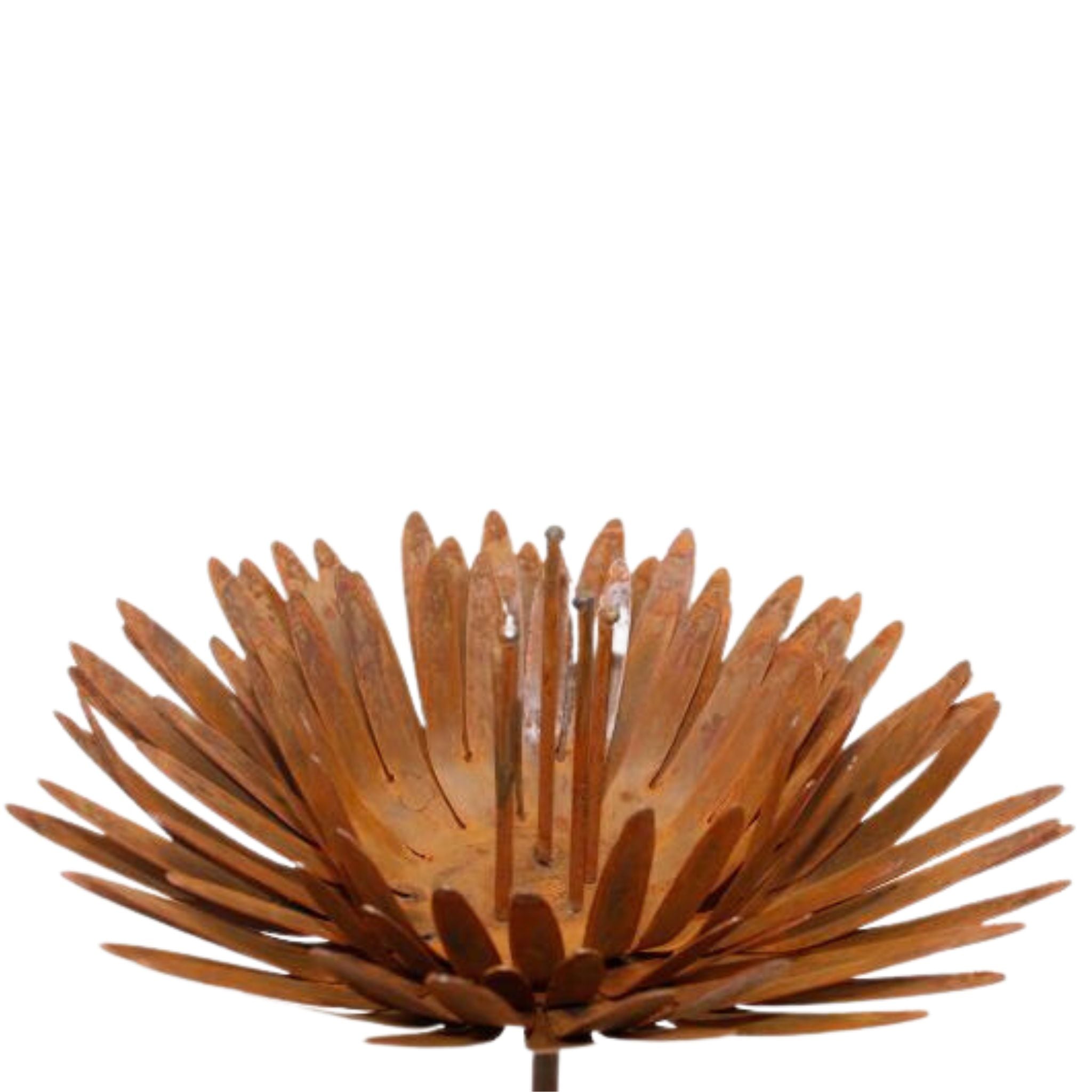 Handgefertigte Gartenstecker Rost Blume als 3D-Dekoration mit biegsamen Blütenblättern, perfekt als Wohnaccessoire oder als Gartendekoration.