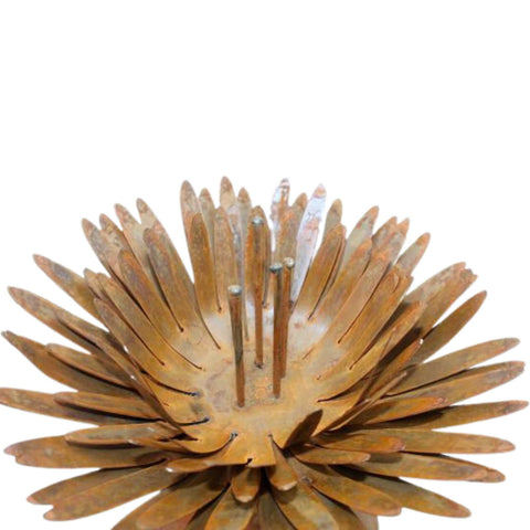 Rostige Blume als einzigartiges Kunstwerk, handgefertigt aus Edelrost Metall, vielseitiger Dekostecker für die Wohn- und Gartendekoration.