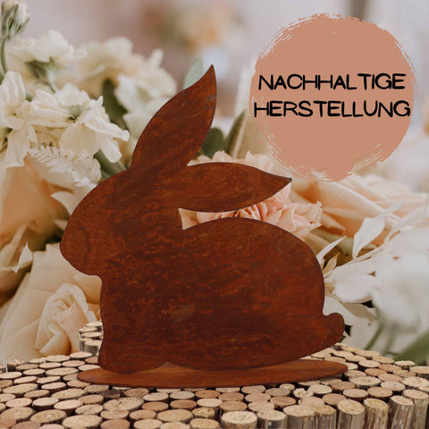 Sitzender Hase aus Metall: Rustikale Tierfigur als charmante Oster-Dekoration für den Garten oder als Wohndeko.