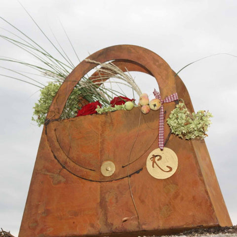 Bringen Sie mit der Metall Deko Tasche für Ihre Pflanzen eine rustikale Note in Ihren Garten oder Innenbereich.