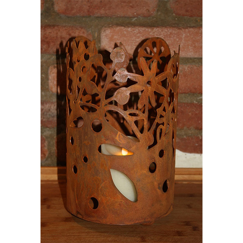 Atmosphärisches Edelrost Windlicht: Metall-Laterne für ansprechende Gartengestaltung