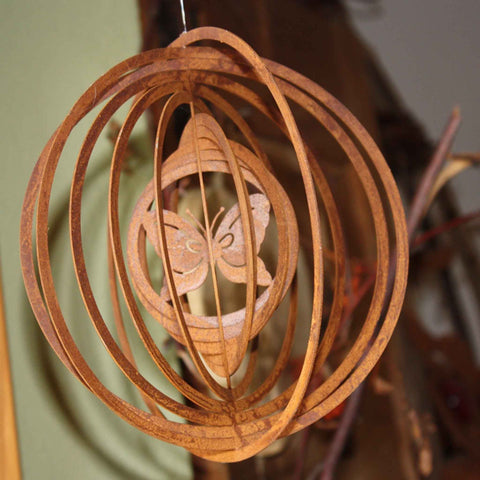 Rostiger Metall-Schmetterling Windspiel - stilvolle Gartendeko, harmonische Klänge, einzigartige Rostoptik, Hängedekoration