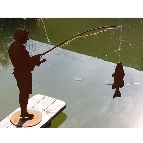 Edelrost Angler Figur Otmar mit Fisch - Große Metall Dekofigur für Gartenteich und Garten