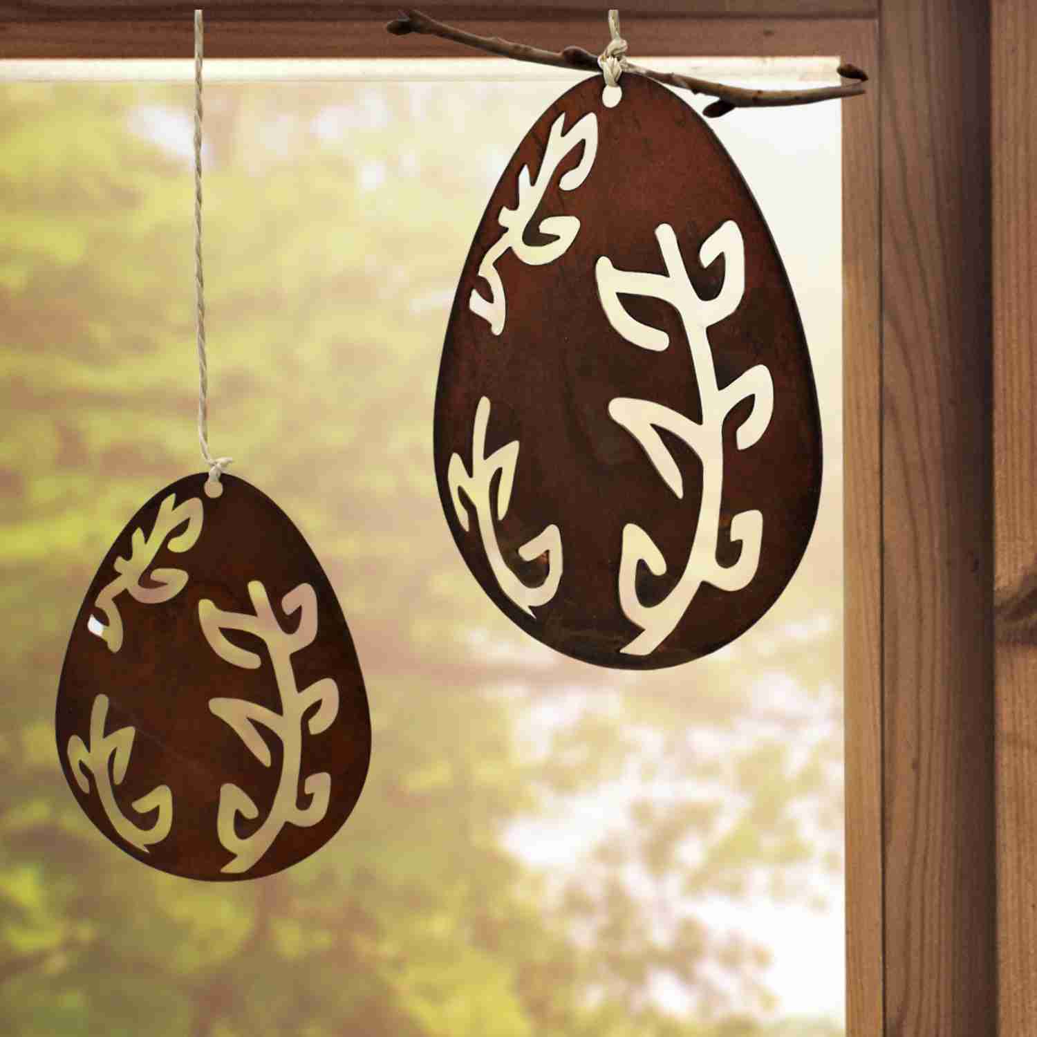 Handgefertigtes Rostikal-Osterei mit hängendem Rankenmuster