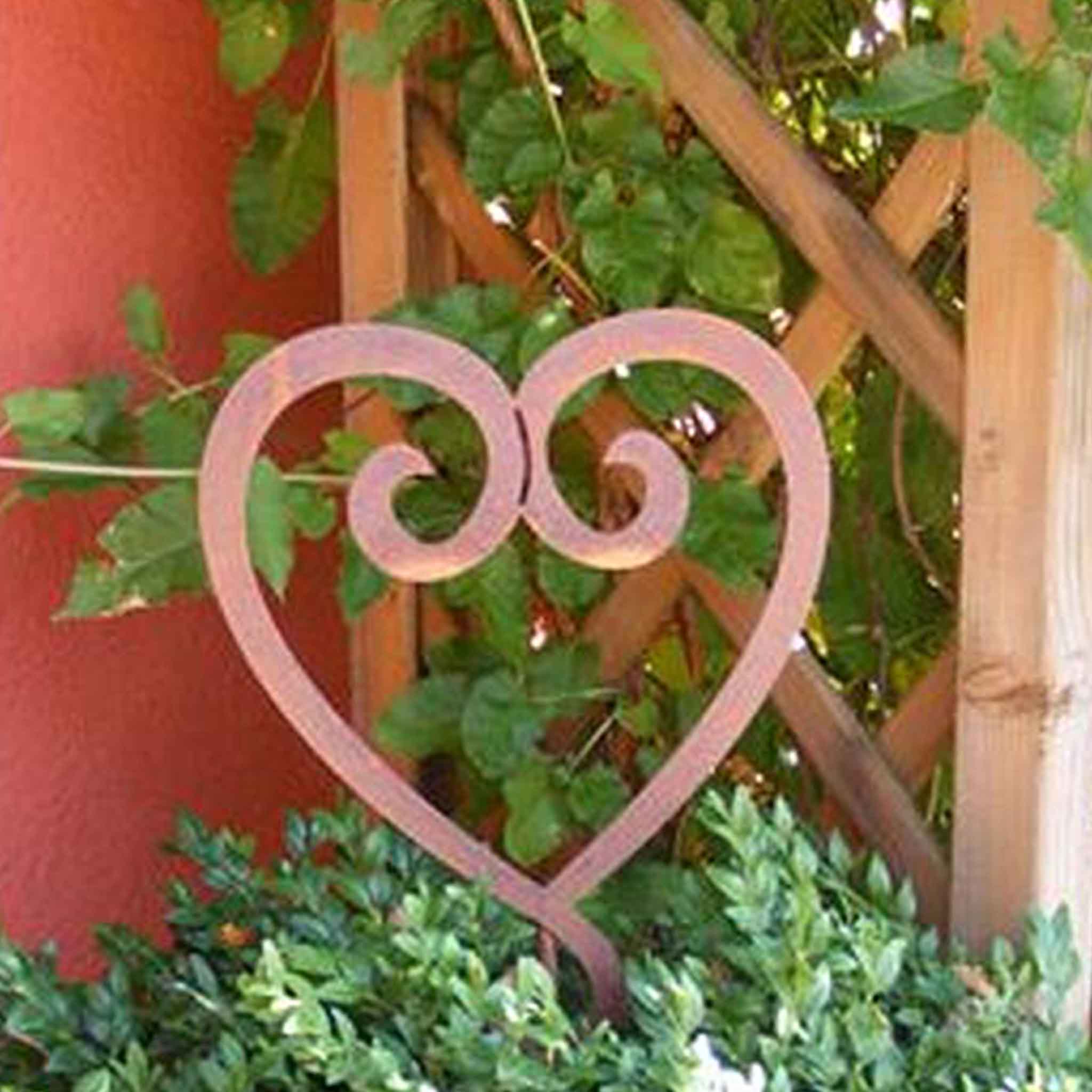 "Metalldeko Herz 'Swing' auf Stab - Eleganter Gartenstecker für liebevolle Akzente in Beeten, Töpfen und Außenbereichen