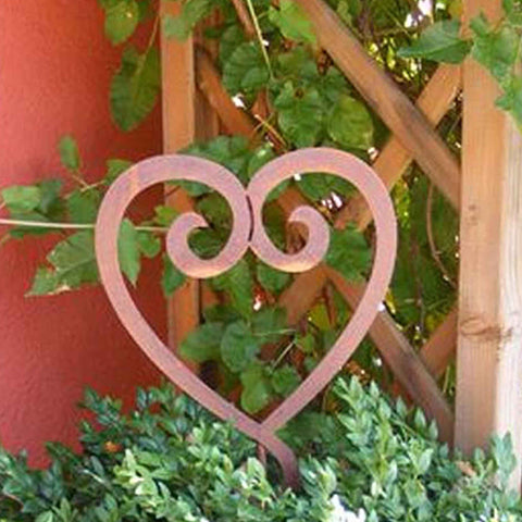 "Metalldeko Herz 'Swing' auf Stab - Eleganter Gartenstecker für liebevolle Akzente in Beeten, Töpfen und Außenbereichen