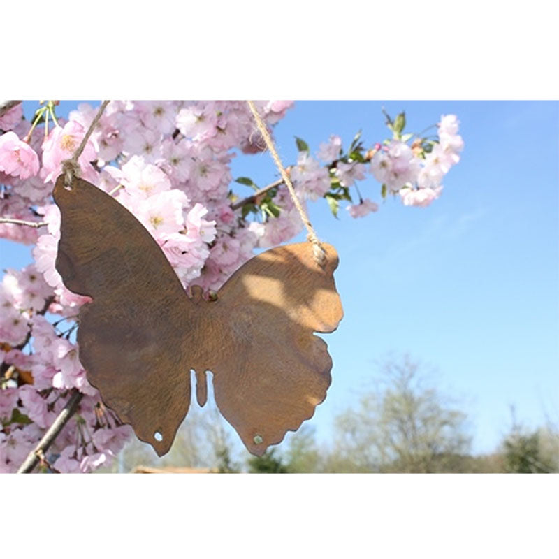 Handgefertigter Edelrost Deko Schmetterling zum Hängen als handgefertigte Gartendekoration und Wohnaccessoire in natürlicher Rostoptik.