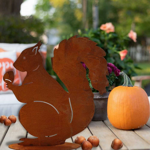 Einzigartige Metall Eichhörnchen als langlebige rustikale Tier Dekofigur, die Herbst Atmosphäre in Haus und Garten zaubert.