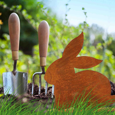 Sitzender Osterhase: Dekoratives Metalltier für den Garten oder als Wohndeko zur Frühlingszeit.