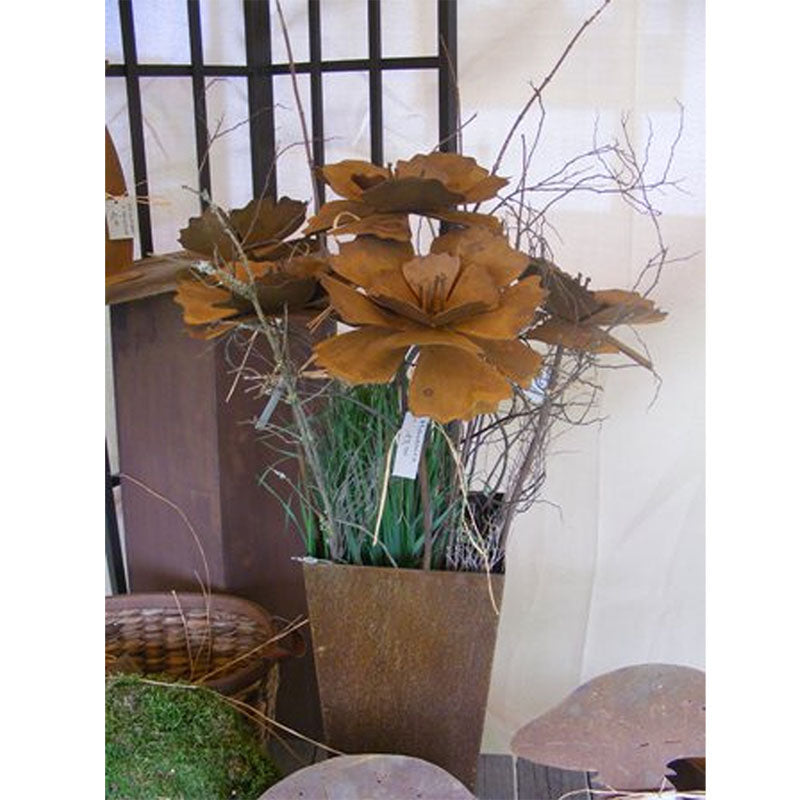 Rostige Garten-Dekoration - die Edelrost Blume sorgt für eine stilvolle Atmosphäre.