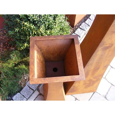 Handgefertigte Pflanzsäule aus Metall in Rostoptik von Rostikal