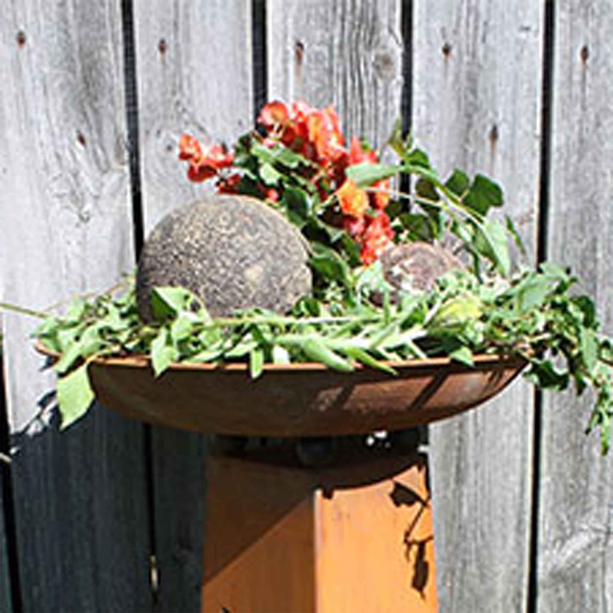 Rostige Pflanzschale aus Metall - dekorative Akzente fĂŒr Garten und Terrasse. Ă 47 cm, Höhe 7 cm. Handgefertigt in Deutschland. Ideal fĂŒr Blumen und KrĂ€uter.