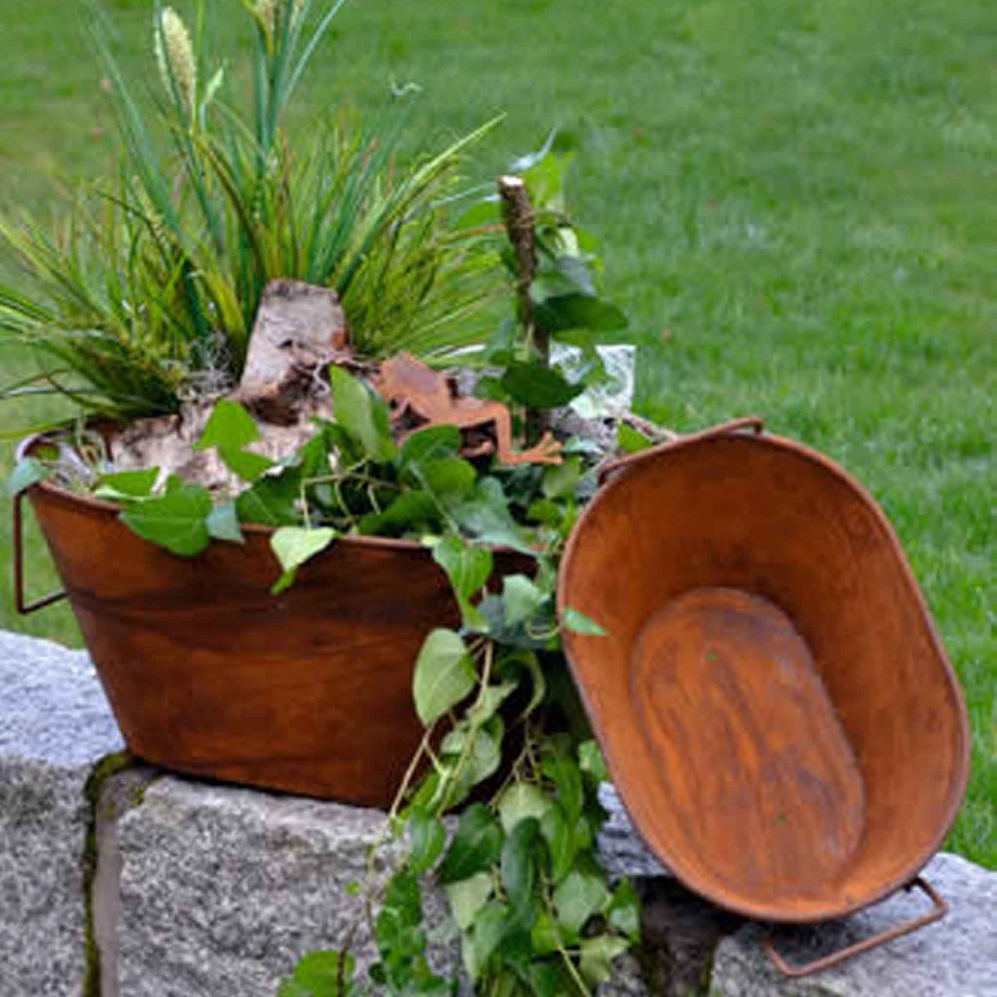 Vintage Blumentopf aus Rost Metall als Blickfang für Terrasse, Balkon und Garten