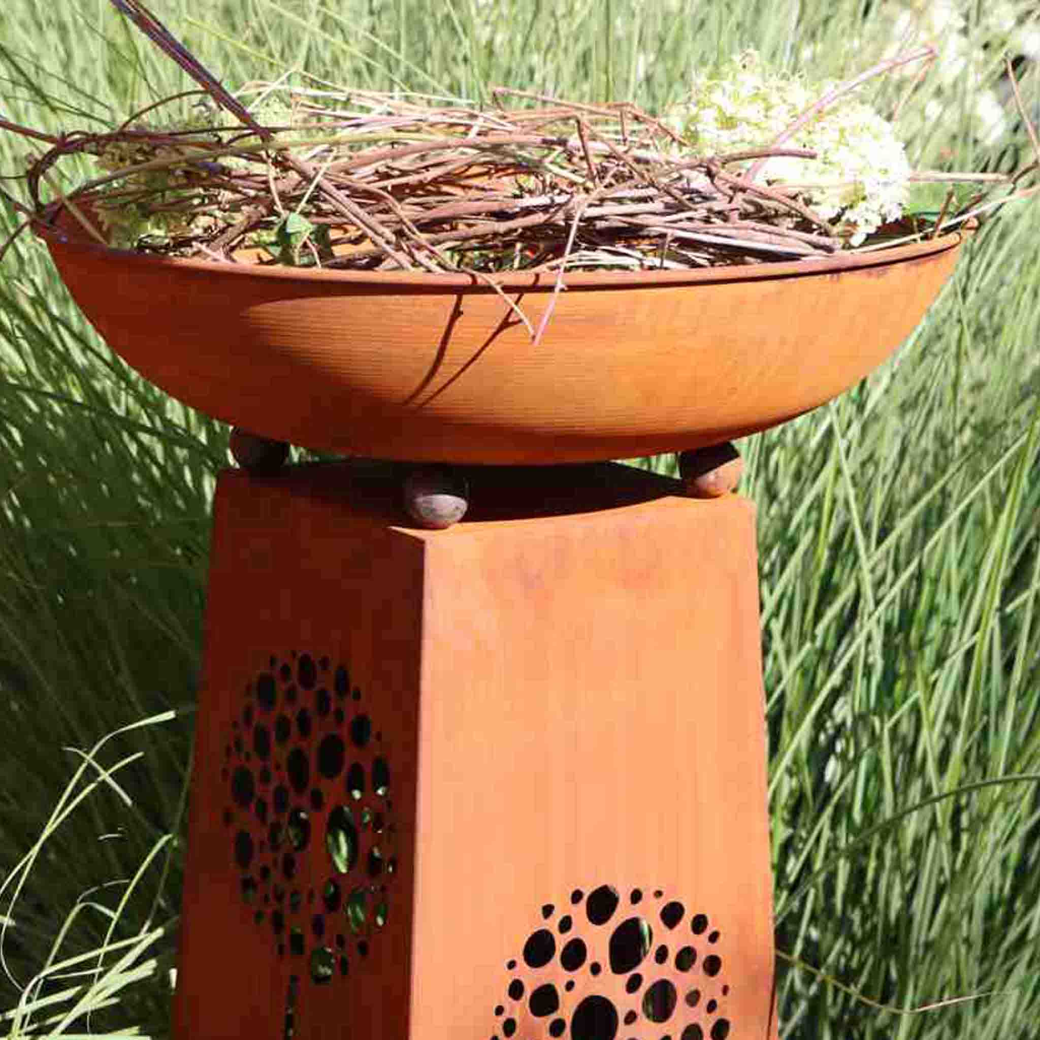 Rustikale groĂe Metallschale aus Rost - ideal zum Bepflanzen oder als dekoratives Element in Ihrem Garten