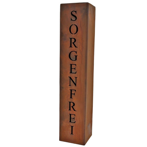 Eine Edelrost Säule mit personalisiertem Schriftzug, ideal als individuelle Wohn- und Gartendekoration oder Geschenkidee.