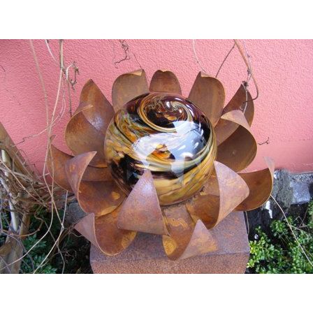 Einzigartige handgefertigte Metallblume in natürlicher Rost Optik als rustikale Pflanzendeko für Garten und Terrasse mit Vintage Look.