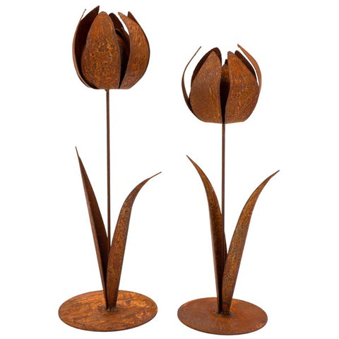 Rost Tulpen Skulptur im rustikalen Design ist als handgefertigte Metall Deko ein tolles Geschenk für Frühlingsdeko Liebhaber.