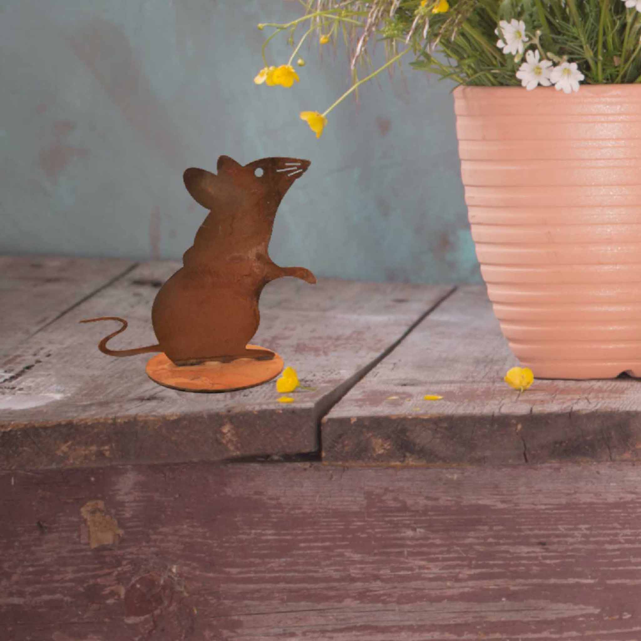 Rostige Metalldeko Maus - handgefertigt in Deutschland. Rustikale Dekoration für Garten und Wohnbereich. Blickfang für Innen- und Außenbereiche.