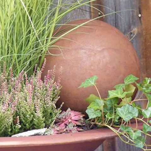 Die handgefertigte Edelrost Kugel aus Metall ist eine zeitlose und ganzjĂ€hrige Dekoration fĂŒr Haus und Garten. WĂ€hlen Sie aus vier GröĂen.