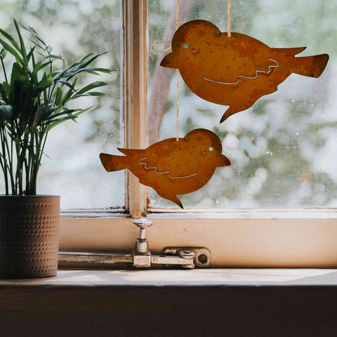 Trendige Edelrost Vogel Hängedeko. Vielseitig einsetzbar als Fenster- oder Blumenstecker. Handgefertigt aus Metall in Deutschland.