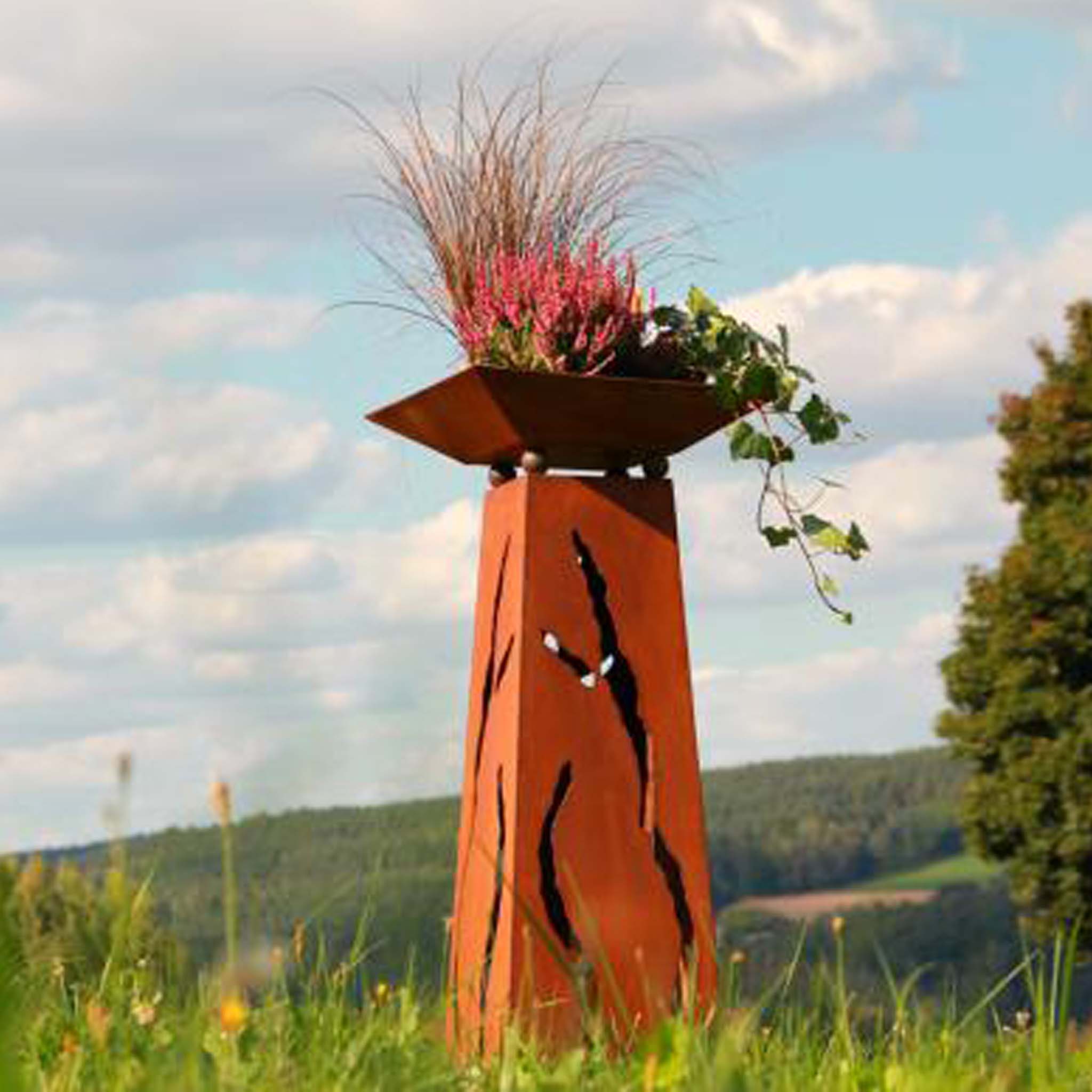 Rustikale Garten Deko - Edelrost Säule mit Schale. Handgefertigt und perfekt für Innen- und Außendekoration