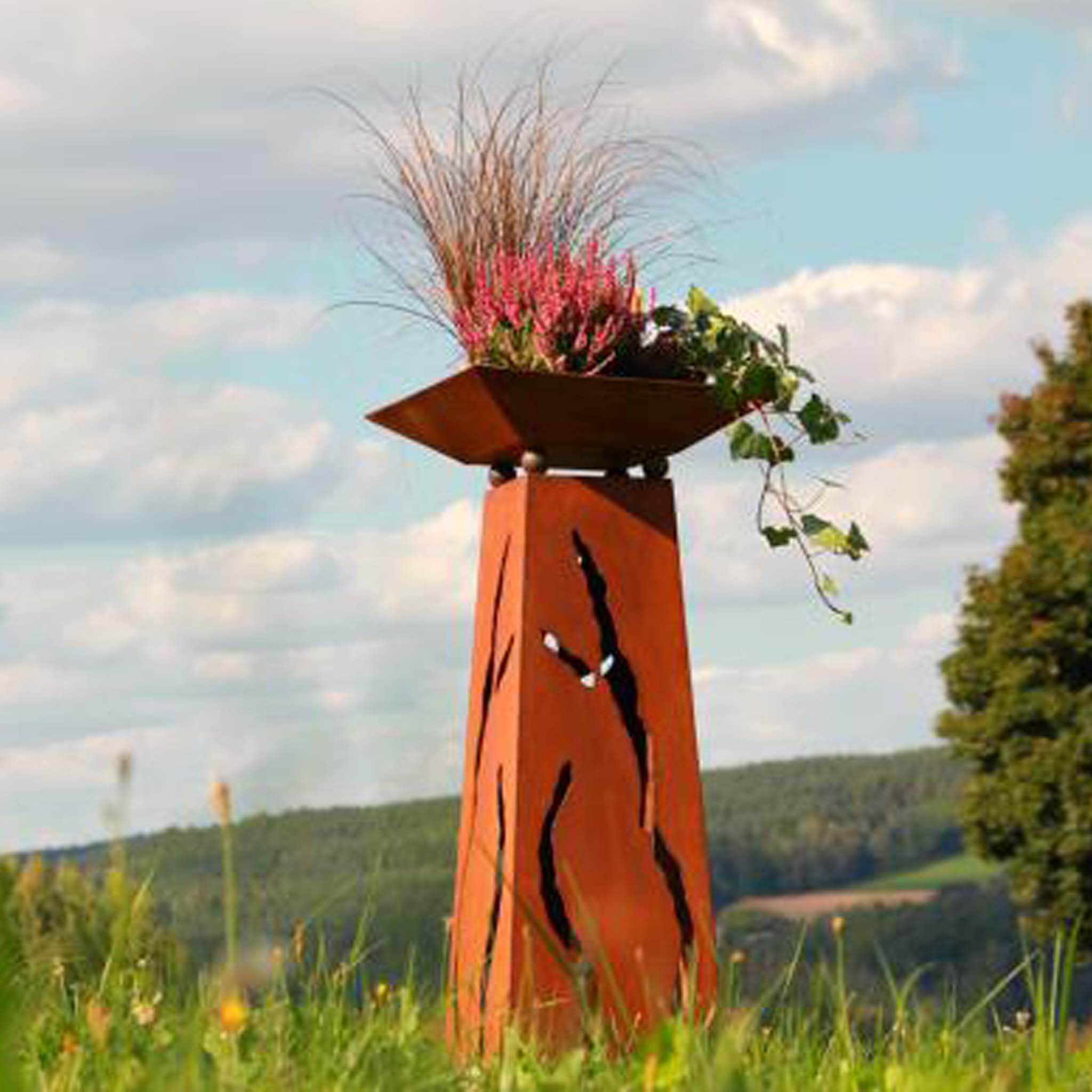 Rustikale Garten Deko - Edelrost Säule mit Schale. Handgefertigt und perfekt für Innen- und Außendekoration 