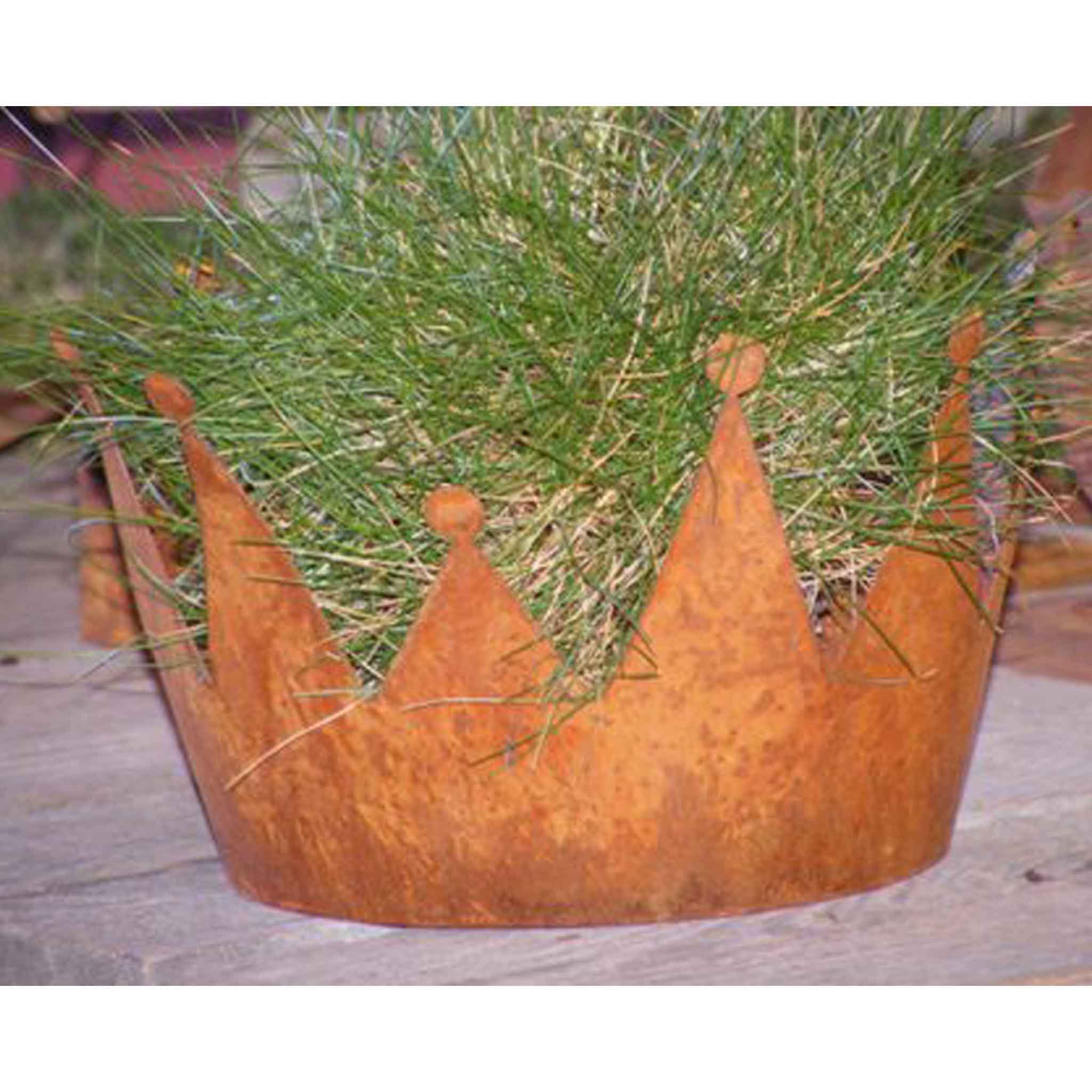 Rustikale Krone aus Metall mit Edelrost Finish als außergewöhnliche Gartendeko.