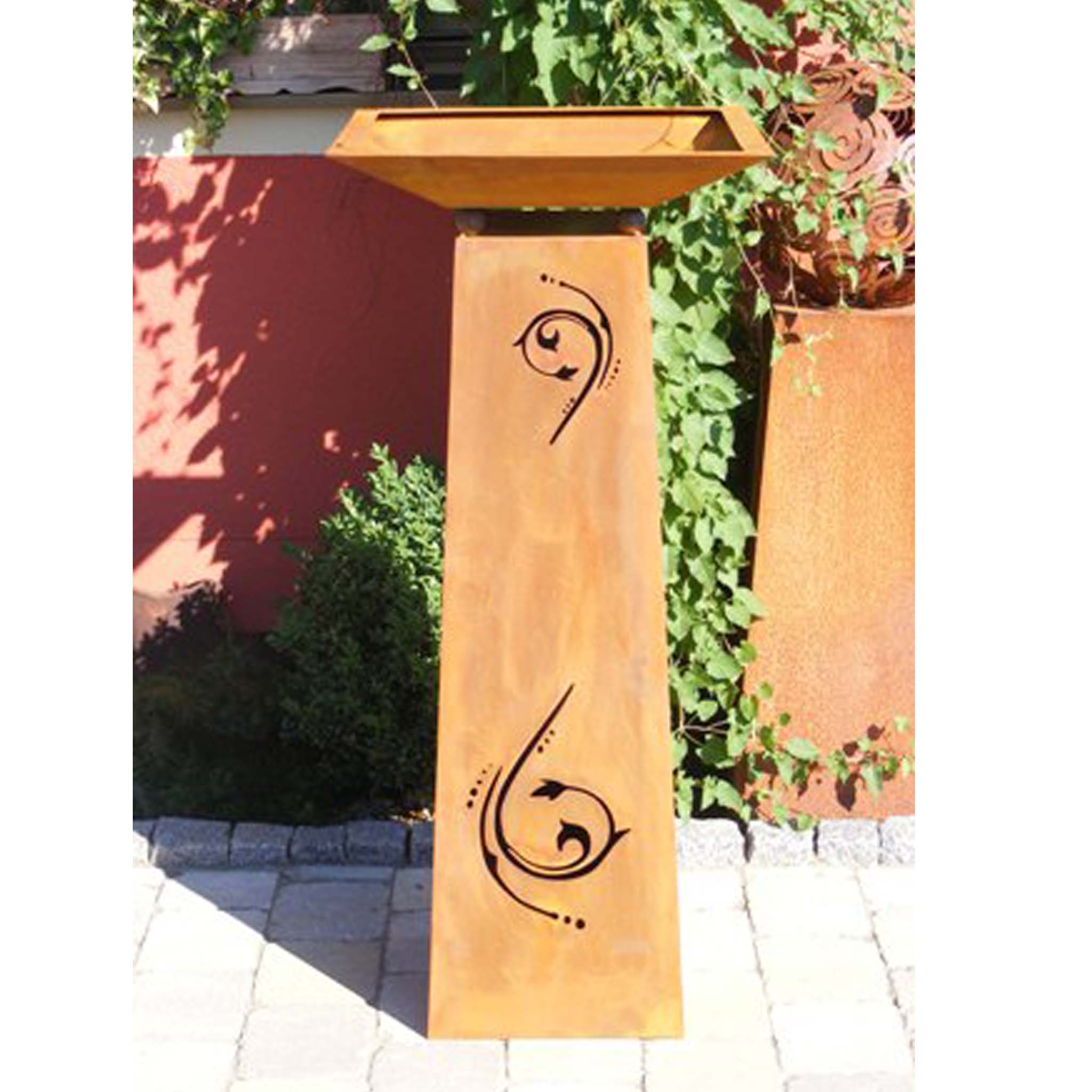 Eine Säule, die verzaubert: Mit ihrer Trapezform und eleganten Ornamenten ein absolutes Highlight im Garten.