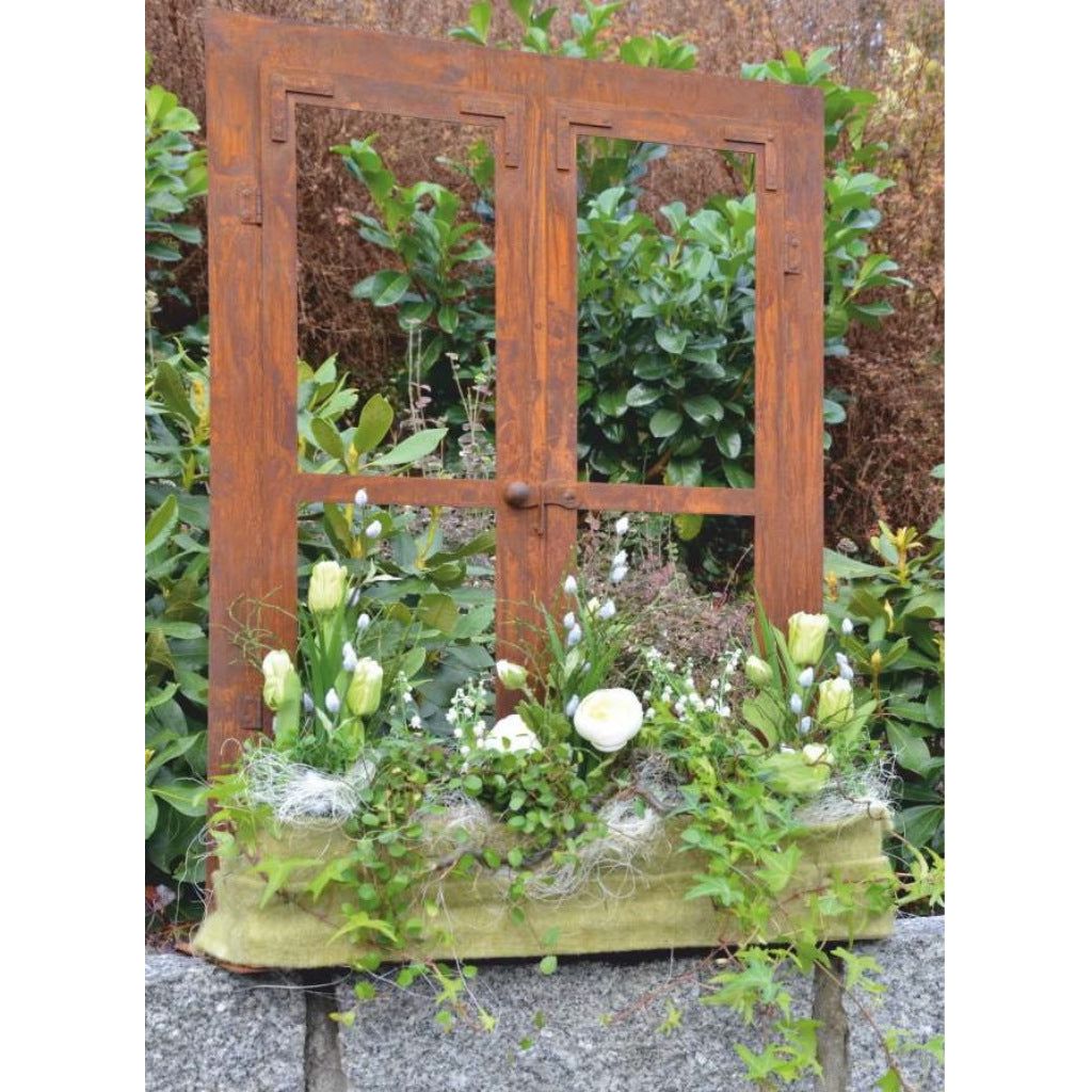 Rostiges Metall Deko Fenster als einzigartige Garten Skulptur. Freistehend auf Bodenplatte auch für Terrasse und Balkon geeignet.