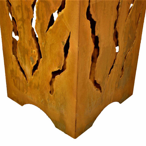 Metall-Feuertonne mit Flammendesign, Edelrost Gartenfeuerstelle, stilvolle Gartendeko, wärmende Atmosphäre