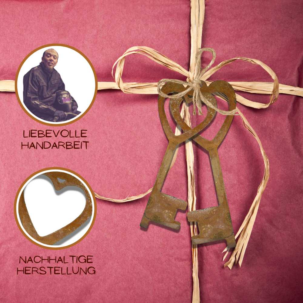 Handgefertigter Metall Deko Schlüssel mit Herz als rostig rustikale Hängedeko von Rostikal, der wetterfest und langlebig ist.