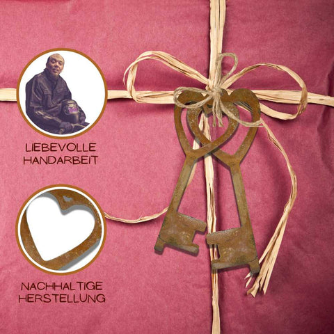 Handgefertigter Metall Deko Schlüssel mit Herz als rostig rustikale Hängedeko von Rostikal, der wetterfest und langlebig ist.