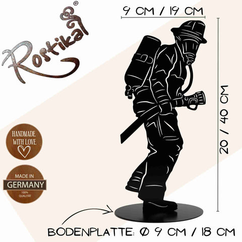Handgefertigte schwarze Metallfigur eines Feuerwehrmanns mit detaillierten Merkmalen und hochwertiger Pulverbeschichtung