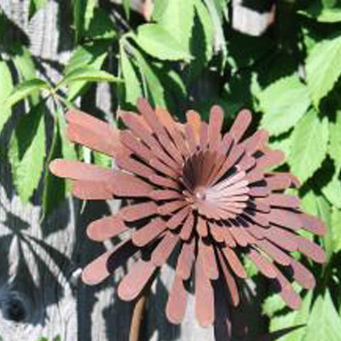 Der Gartendeko-Blumenstecker ist ein tolles Geschenk für alle, die den Charme des Landlebens schätzen.