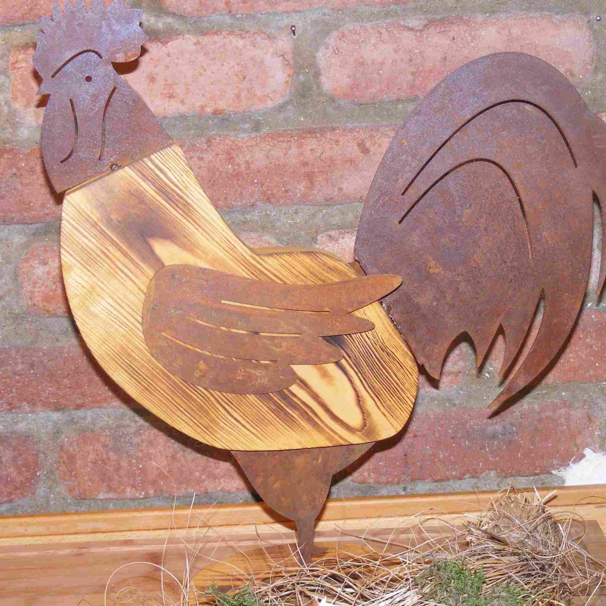 Rostige Eisenakzente verleihen diesen hölzernen Hahn- und Hennenfiguren Charme, ideal für Garten- oder Wohnraumdekorationen
