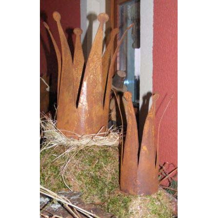 Rustikale Krone mit biegsamen Zacken aus rostigem Metall als perfekte Gartendeko Rost Figur fĂŒr Königinnen und Könige